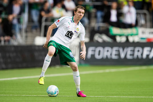 Hammarbys Birkir Már Saevarsson med bollen