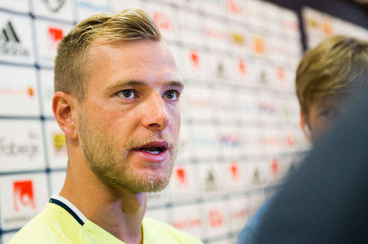 John Guidetti pratar med media i mixed zone