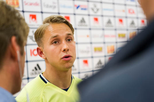 Patrik Carlgren pratar med media i mixed zone