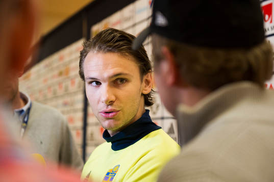 Albin Ekdal pratar med media i mixed zone