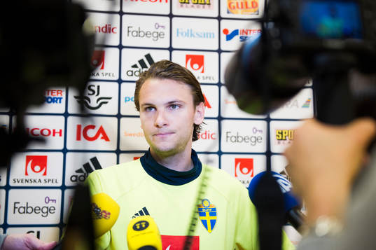 Albin Ekdal pratar med media i mixed zone