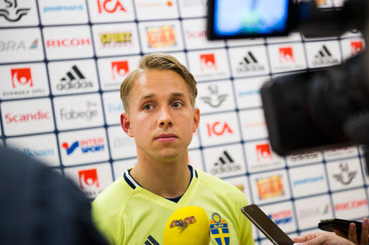 Patrik Carlgren pratar med media i mixed zone