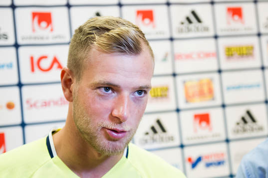 John Guidetti pratar med media i mixed zone