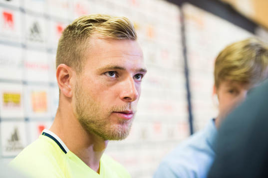 John Guidetti pratar med media i mixed zone