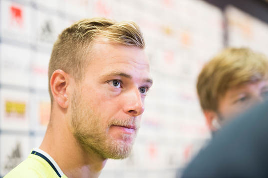 John Guidetti pratar med media i mixed zone