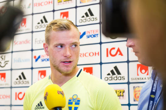John Guidetti pratar med media i mixed zone
