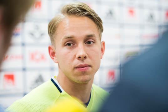 Patrik Carlgren pratar med media i mixed zone