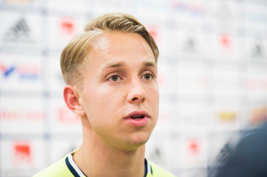 Patrik Carlgren pratar med media i mixed zone