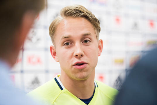Patrik Carlgren pratar med media i mixed zone