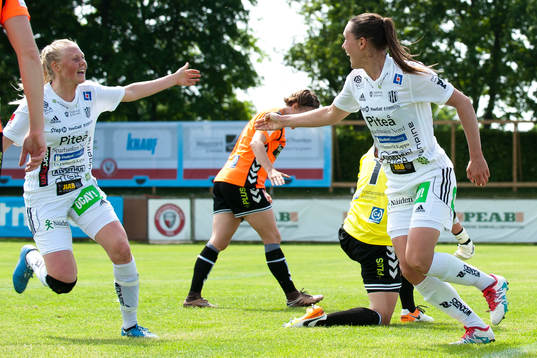 Piteås Felicia Karlsson jublar och Kristianstads målvakt