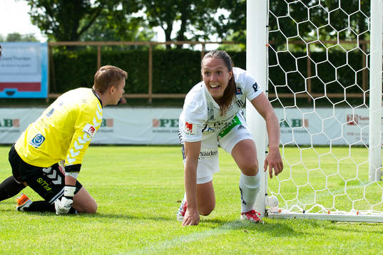 Piteås Felicia Karlsson jublar och Kristianstads målvakt