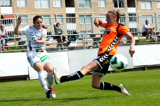 Piteås Josefin Johansson gör inlägg