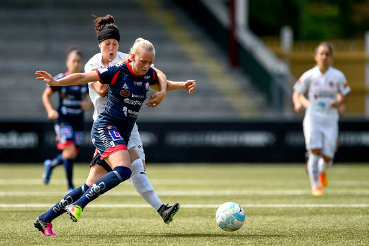 Linköpings Stina Blackstenius och Rosengårds Ella Masar