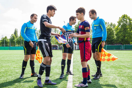 Besiktas  och Barcelonas lagkaptener hälsar på varandra