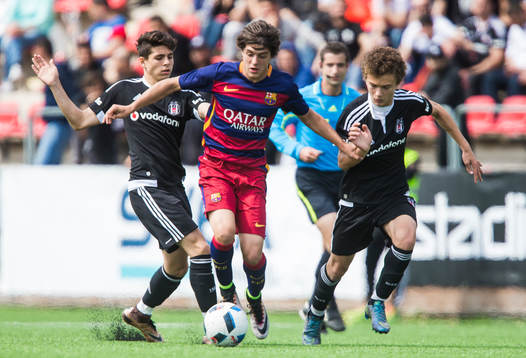Barcelona Pablo Moreno i kamp om bollen med Besiktas spelare