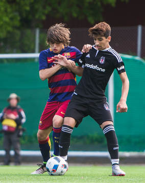 Barcelona Pablo Moreno i kamp om bollen med en Besiktas