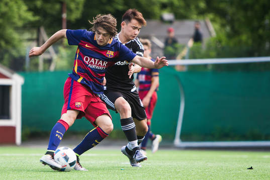Barcelona Pablo Moreno i kamp om bollen med en Besiktas
