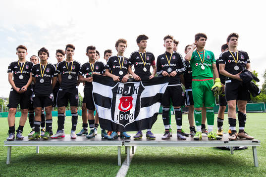 Besiktas spelare ser nedstämda ut
