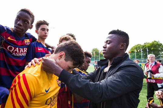 s spelare Patrick Kpozo delar ut guldmedaljer till