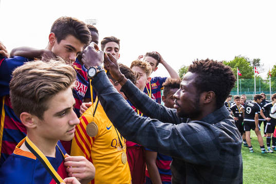 s spelare Ebenezer Ofori delar ut guldmedaljer till