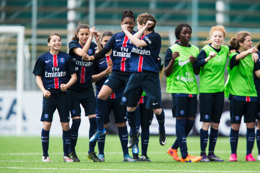 Paris Saint-Germain svenske spelare jublar med lagkamrater