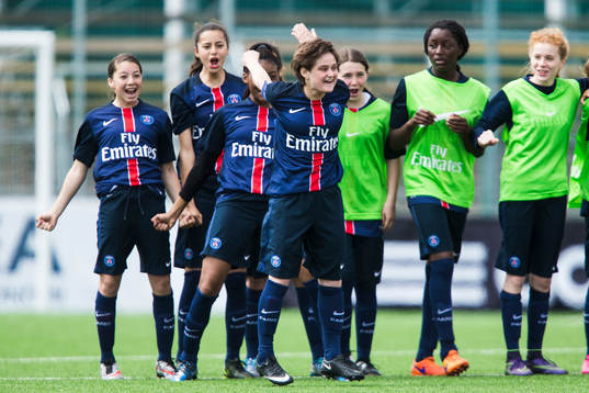Paris Saint-Germain svenske spelare jublar med lagkamrater