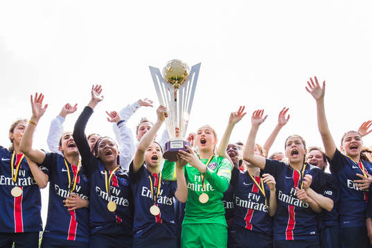 Paris Saint-Germain spelare jublar med pokalen