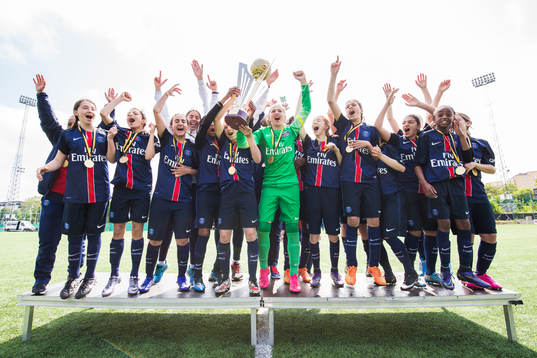 Paris Saint-Germain spelare jublar med pokalen