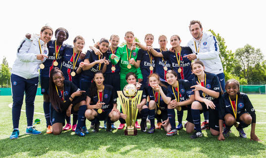 Paris Saint-Germain spelare med pokalen
