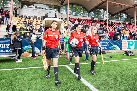 Domarna gör entré på planen