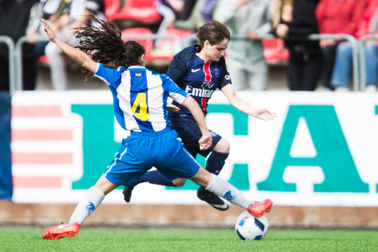 Paris Saint-Germain svenske spelare i kamp om bollen med