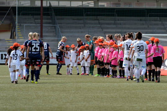 Spelarna marscherar in på planen