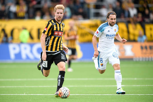 Häckens Samuel Gustafson och Djurgårdens Kevin Walker