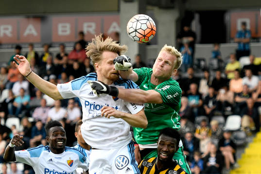 Häckens målvakt Peter Abrahamsson i en duell med