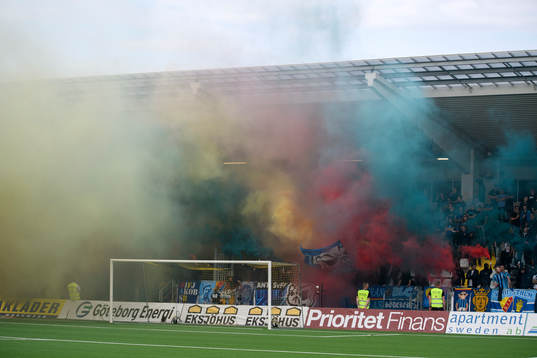 Djurgårdens supportrar bränner rökbengaler