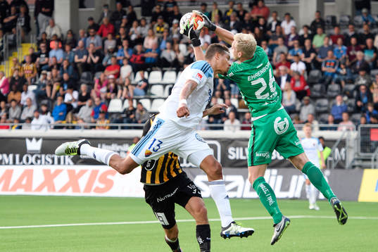 Djurgårdens Mathias Ranegie försöker nicka bollen som