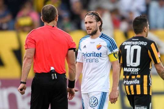 Djurgårdens Kevin Walker pratar med domaren