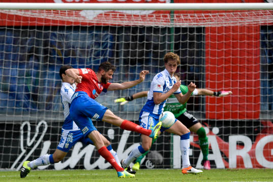 Helsingborgs Mikael Dahlberg har en farlig chans