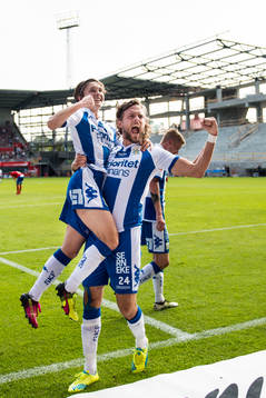 IFK Göteborgs Tom Pettersson jublar ihop med Patrik