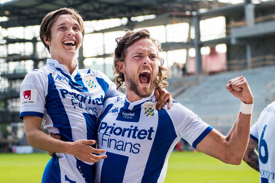IFK Göteborgs Tom Pettersson jublar ihop med Patrik