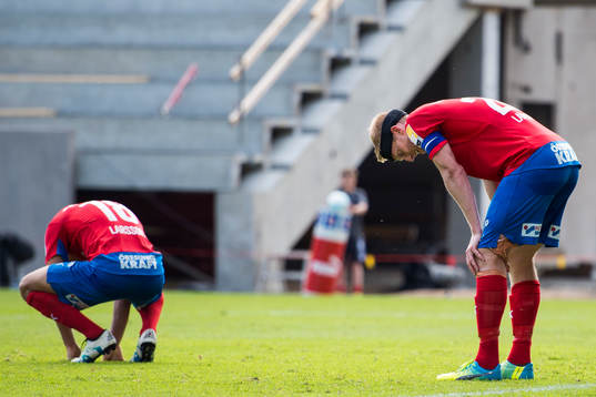 Helsingborgs Jordan Larsson och Peter Larsson deppar