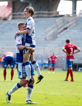 IFK Göteborgs Sören Rieks lyfter upp Patrik Karlsson