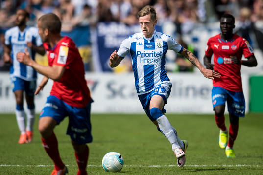 IFK Göteborgs Sören Rieks driver fram bollen i ett anfall
