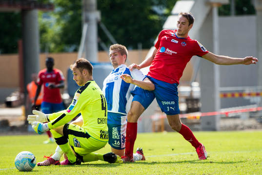 IFK Göteborgs Mikael Boman mot Helsingborgs målvakt Matt