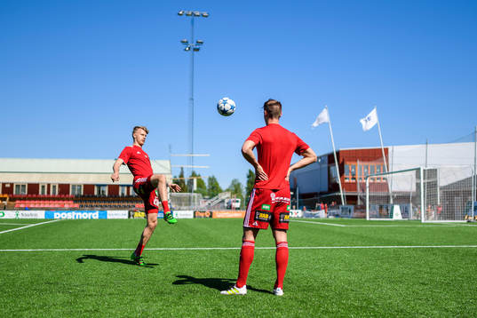 s William Olausson (v) och Fredrik Lundgren (h) värmer upp