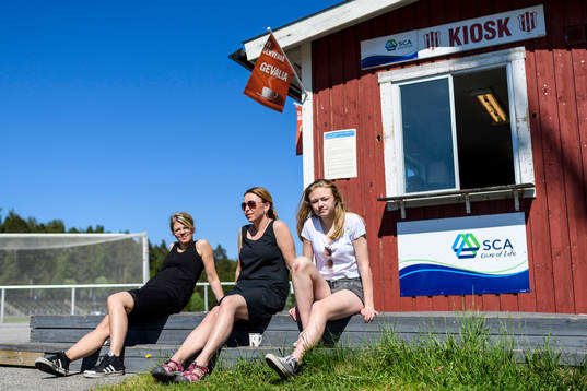 Kioskpersonalen passar på att njuta av det fina vädret