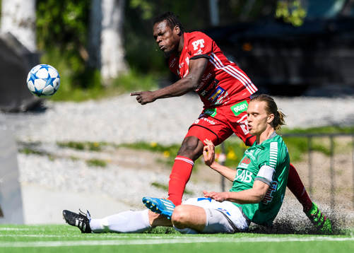 s Tetteh Komey och Brage:s Gustav Sundström