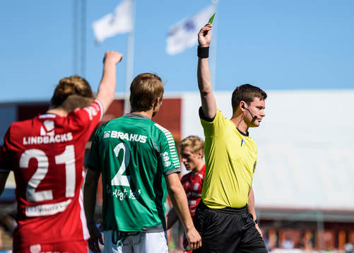 s Alexander Zetterström varnas av domare Jesper Ekwall