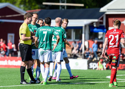 Brage spelarna är upprörda på domare Jesper Ekwall