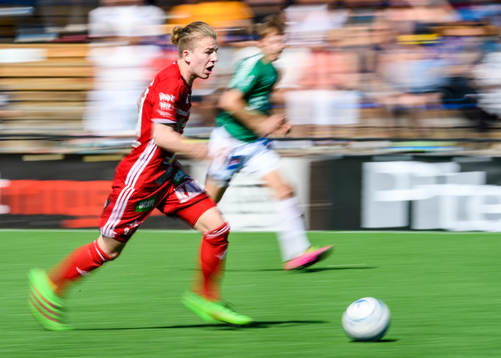 s Axel Uddström med bollen